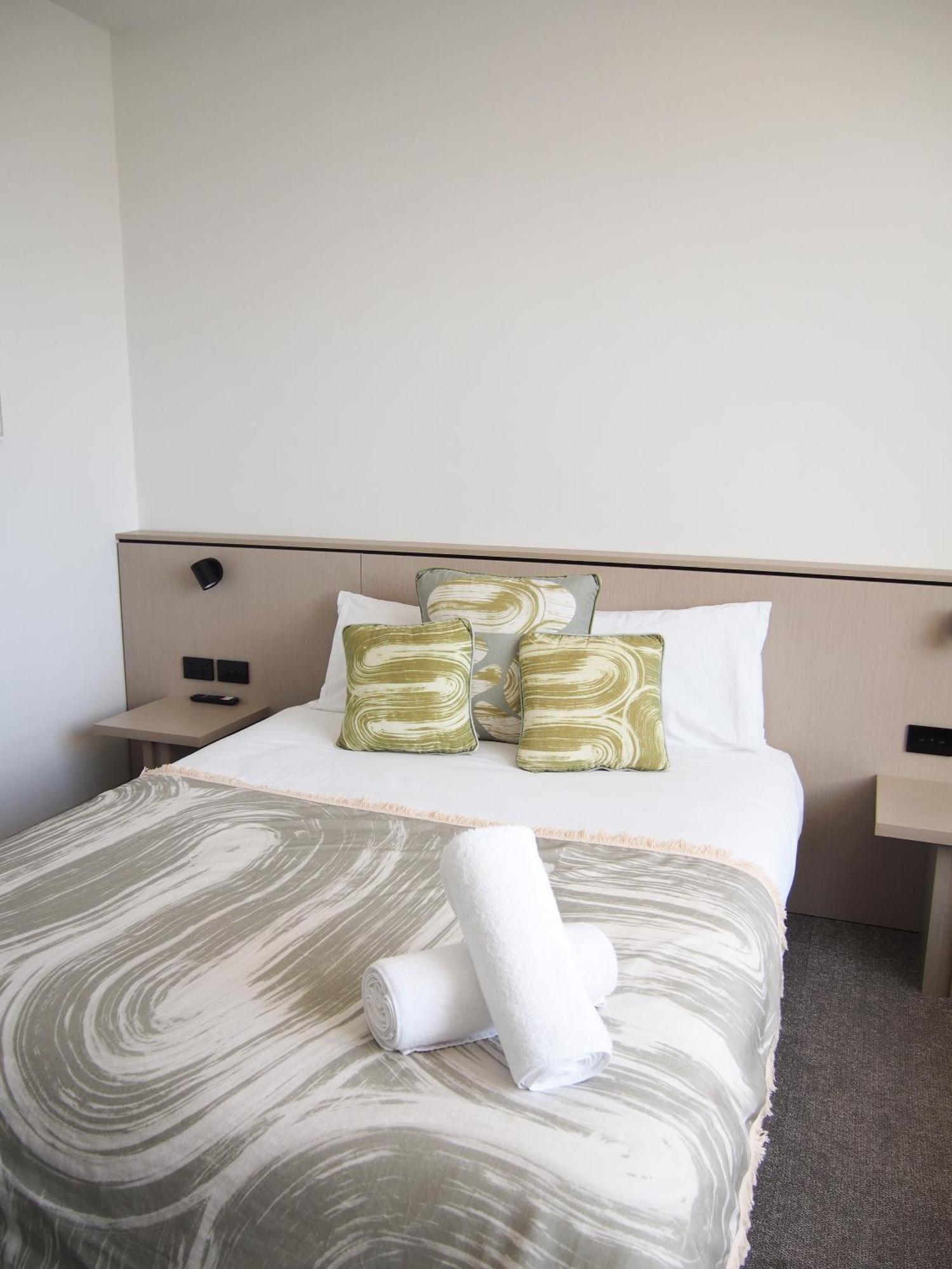 Barrys Beach Road Hotel Сидни Екстериор снимка
